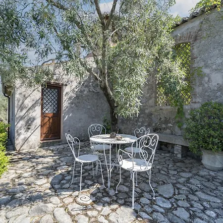 Ancient In The Countryside Of Stilo With Garden Feriehus